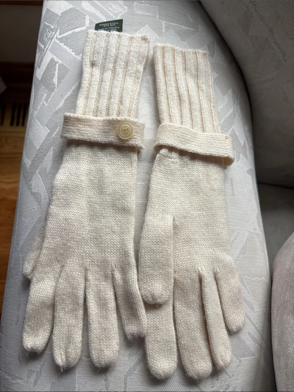 Eddie Bauer 100% cashmere Cream Knit Cuffed Gloves women’s one size